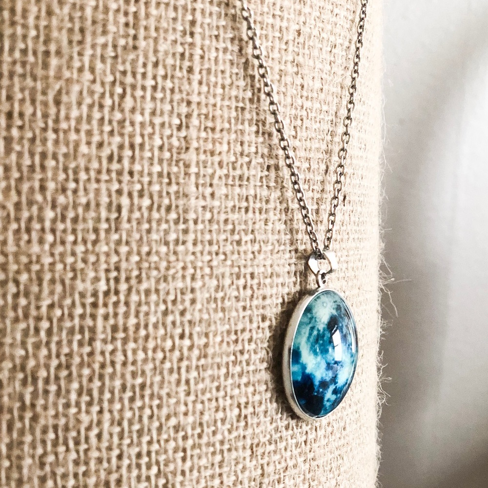 Pendant necklace blue and silver marble